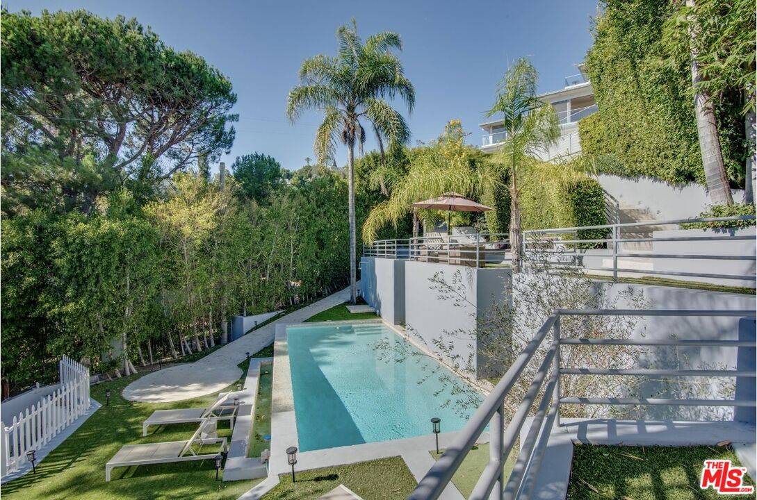 Los Angeles, CA 90069,8954 ST IVES DR