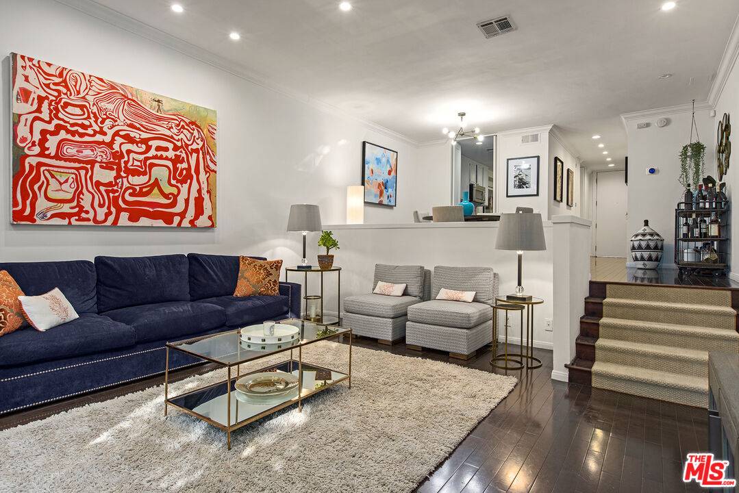 West Hollywood, CA 90069,1033 CAROL DR #103