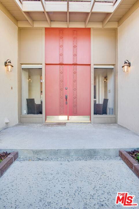 Tarzana, CA 91356,19136 WESTON PL