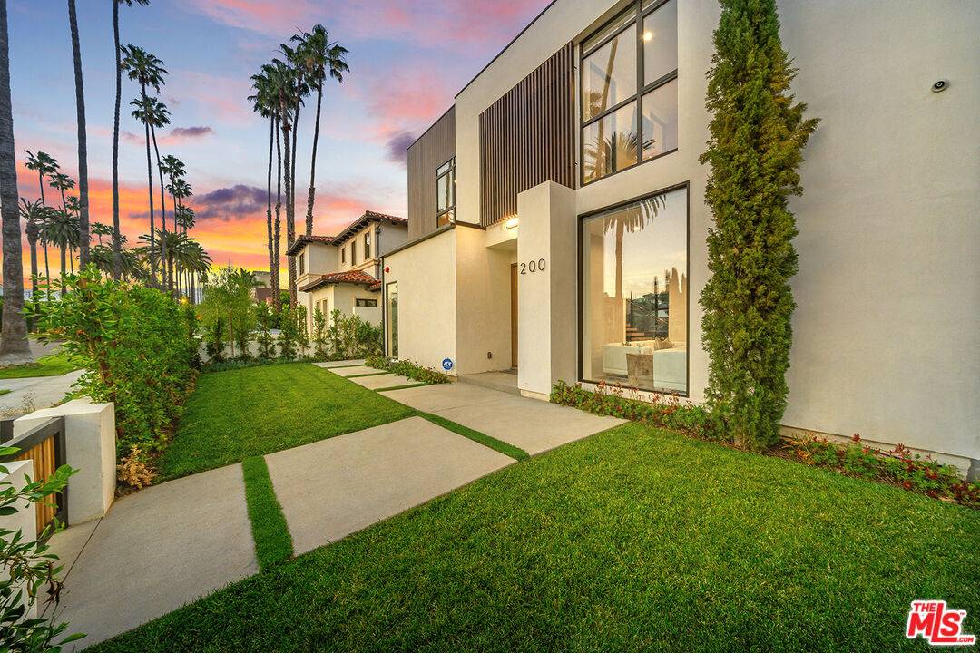 Beverly Hills, CA 90211,200 N DOHENY DR