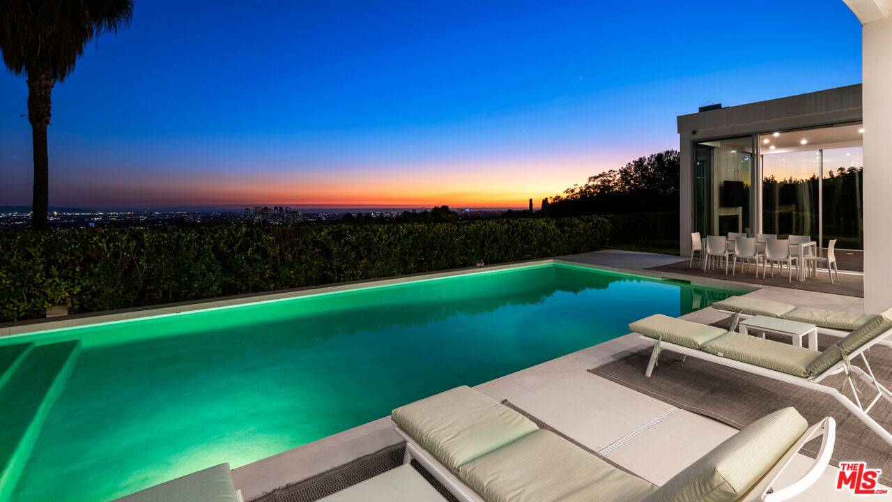 Beverly Hills, CA 90210,1115 Wallace Rdg