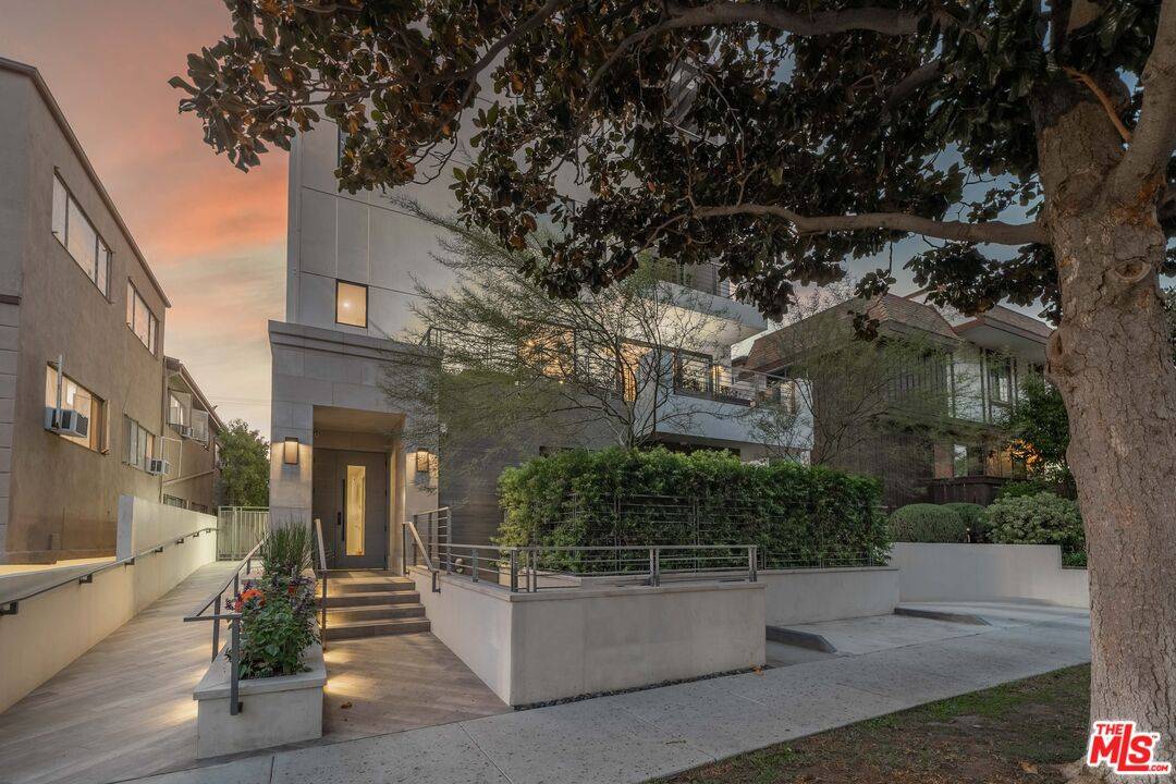 West Hollywood, CA 90048,611 N Orlando AVE #201