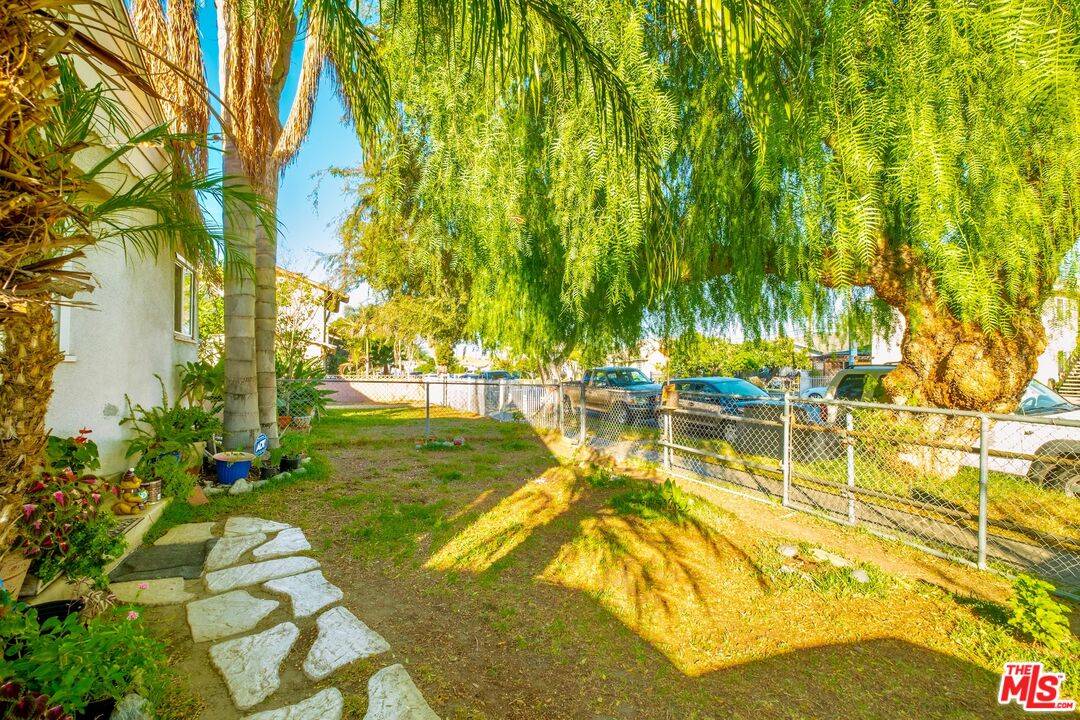 South Gate, CA 90280,2822 Santa Ana St