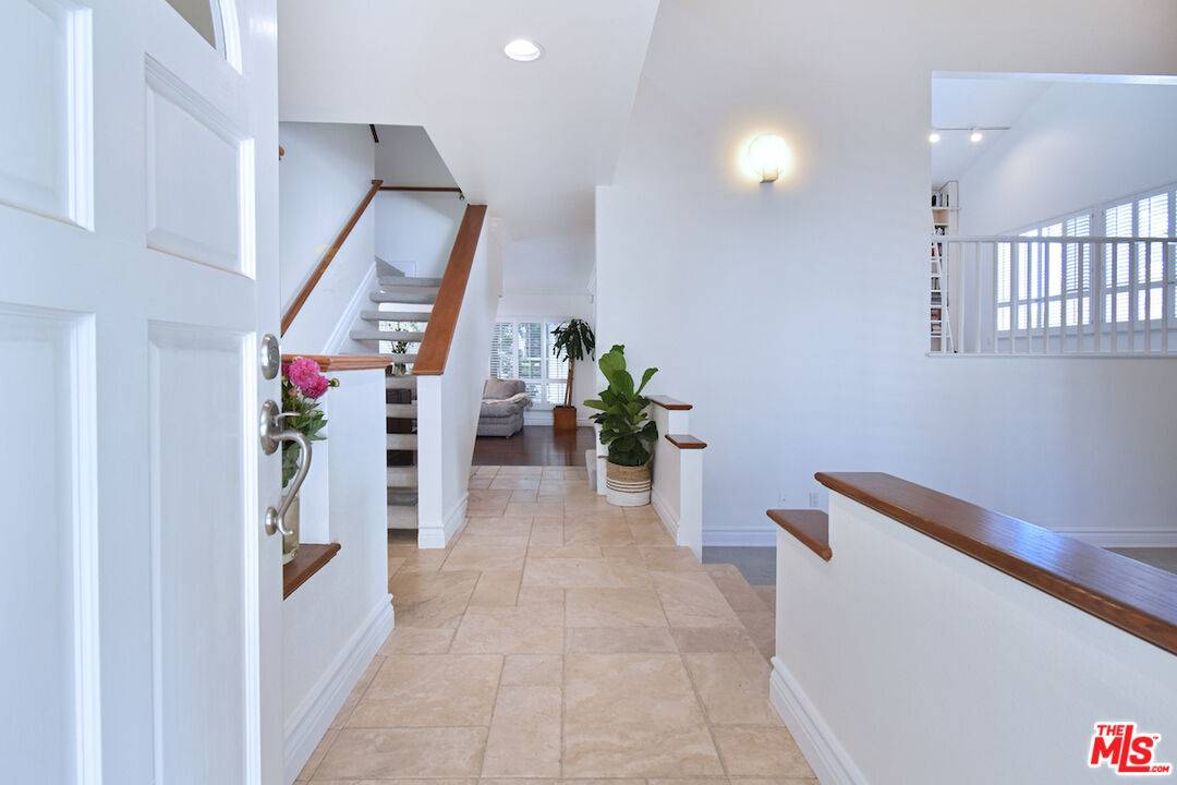 Los Angeles, CA 90077,2894 Woodwardia Dr