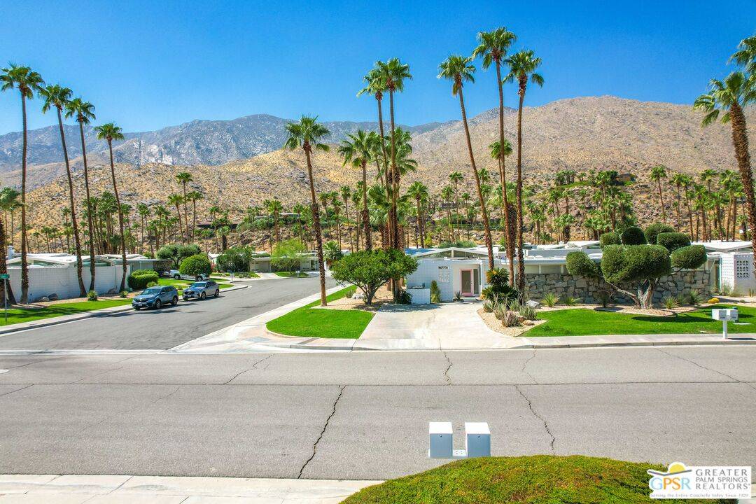 Palm Springs, CA 92264,2448 S Sierra Madre