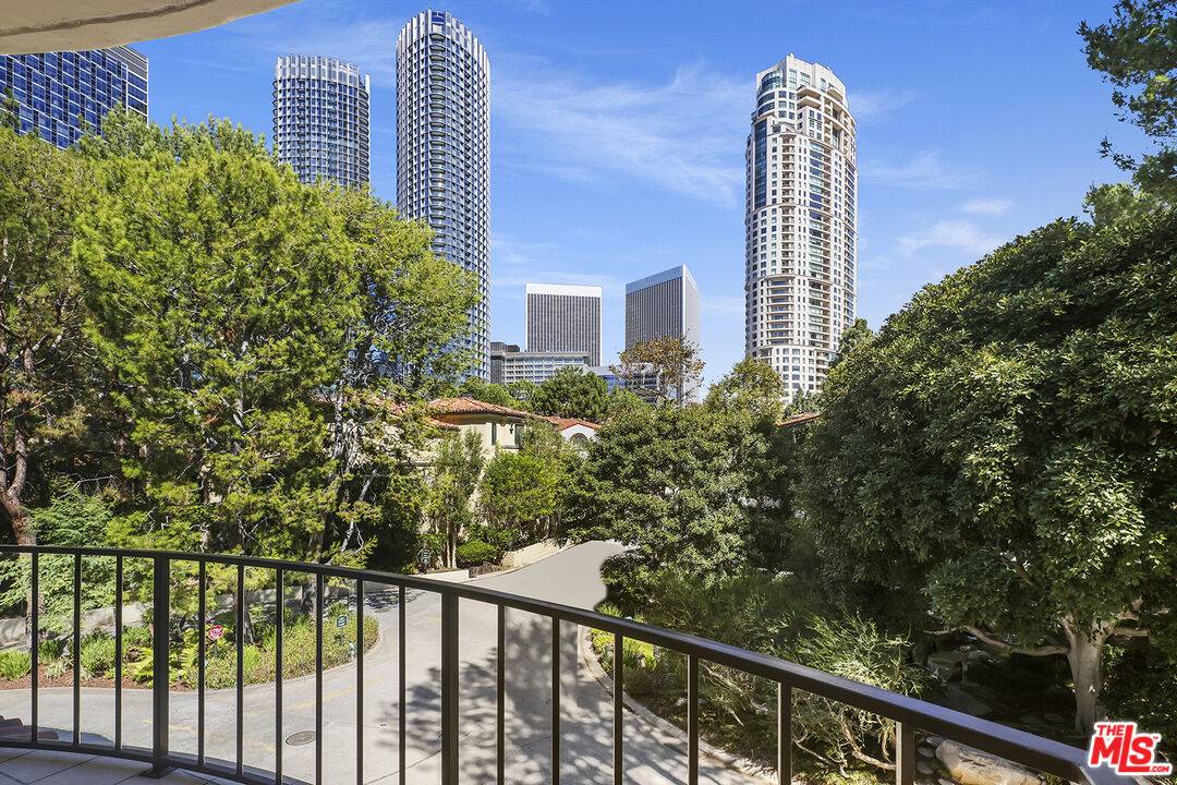 Los Angeles, CA 90067,2111 Century Woods Way #6