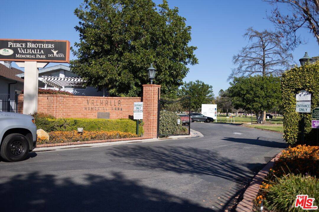 North Hollywood, CA 91606,10621 Victory Blvd