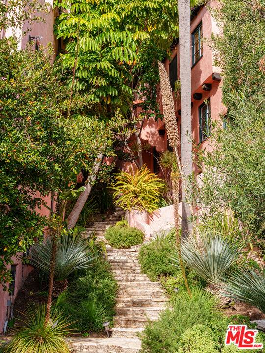 Los Angeles, CA 90068,1903 Orchid Ave