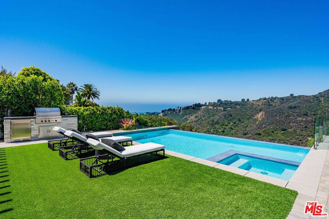 Pacific Palisades, CA 90272,925 Enchanted Way