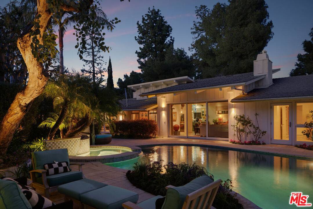 Los Angeles, CA 90077,2275 Stradella Rd