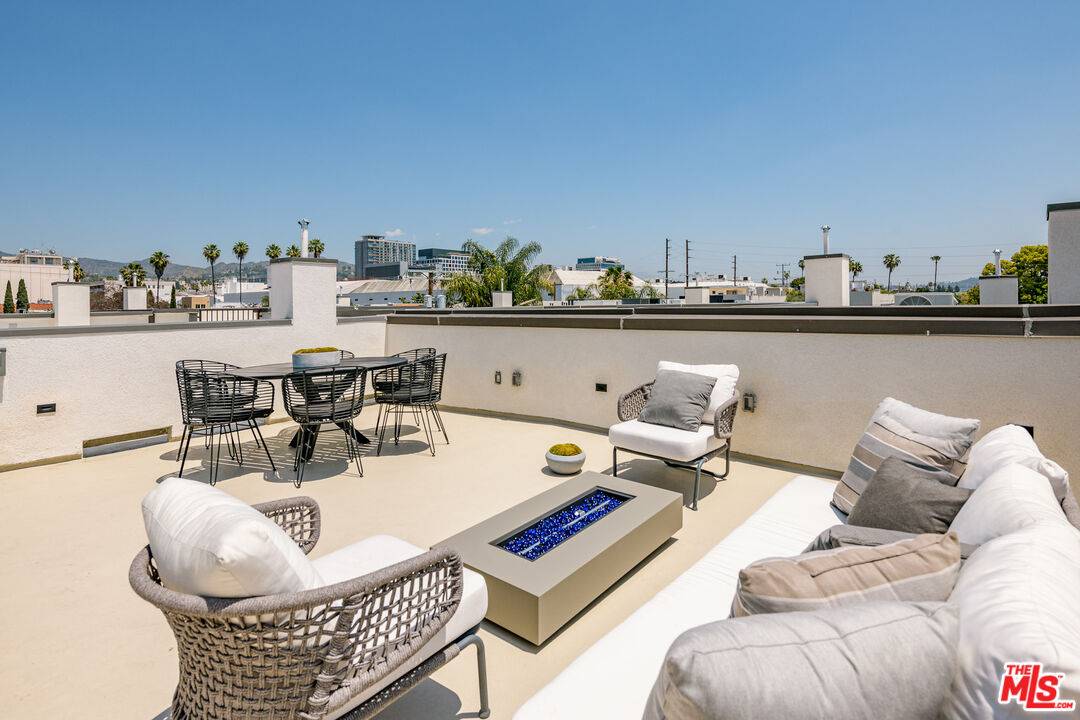 Los Angeles, CA 90038,6117 Marbella Pl