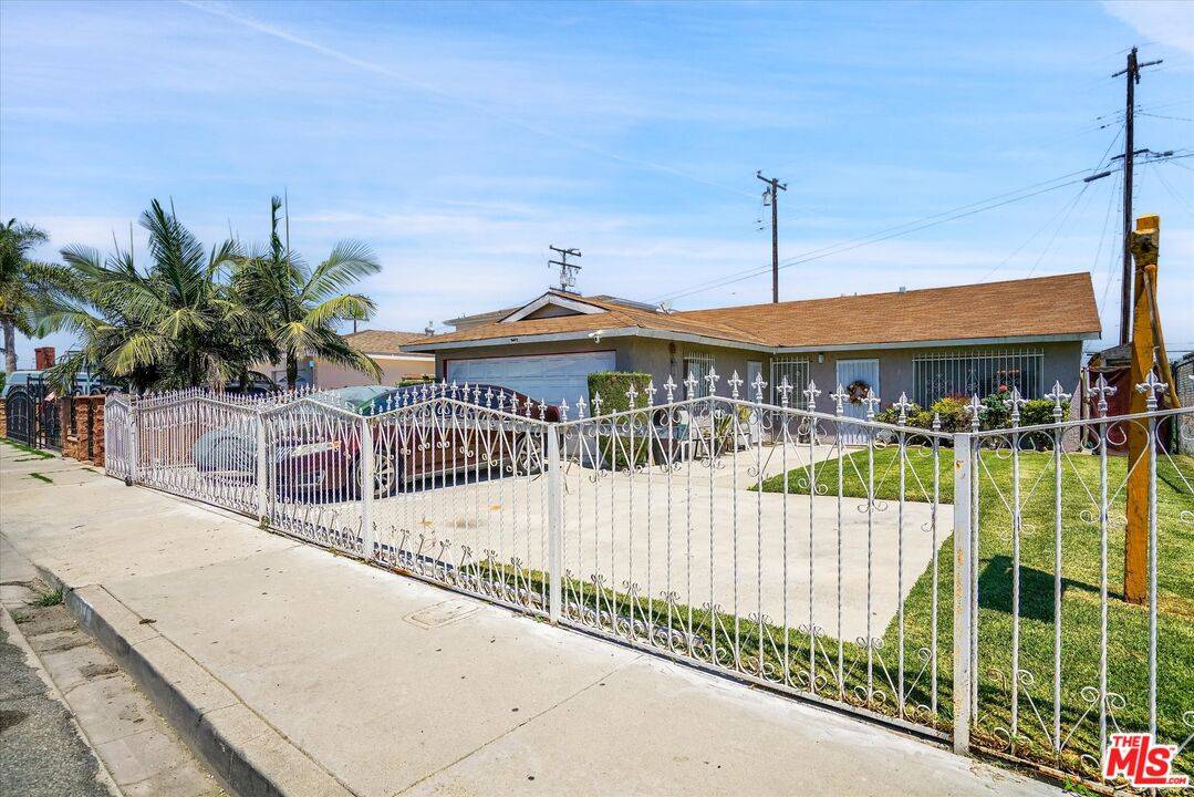 Compton, CA 90220,613 W Spruce St