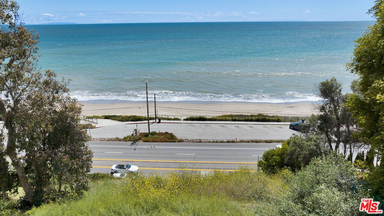 Pacific Palisades, CA 90272,17504 Castellammare Dr