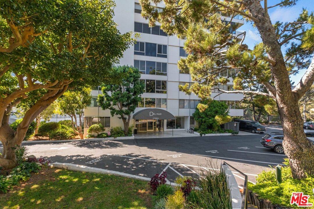 Pacific Palisades, CA 90272,17352 W Sunset Blvd #106