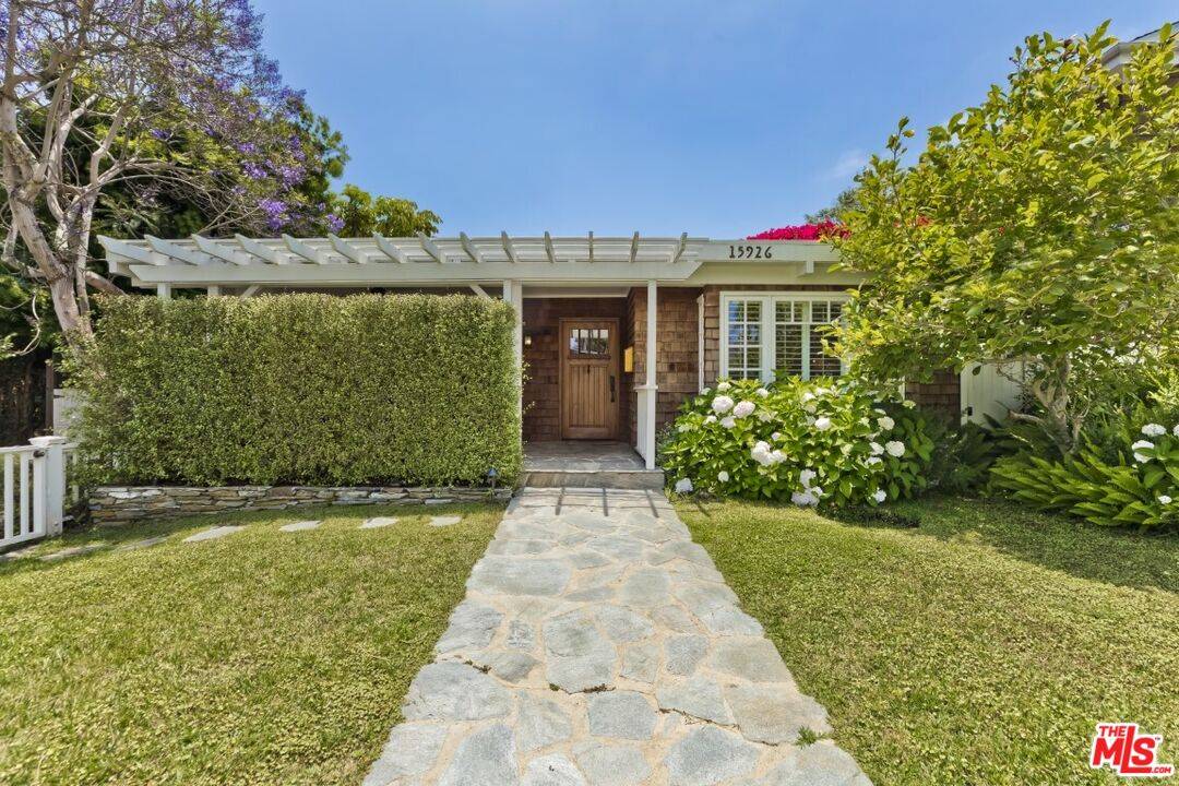 Pacific Palisades, CA 90272,15926 Temecula St