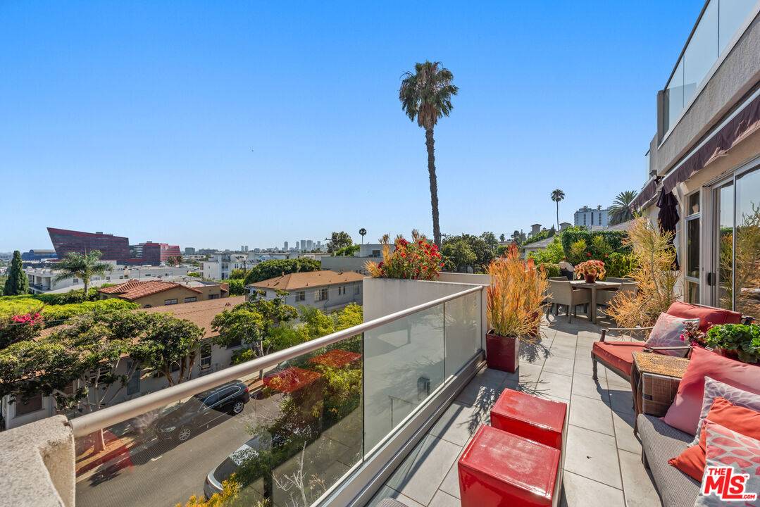 West Hollywood, CA 90069,8703 W Knoll Dr #105