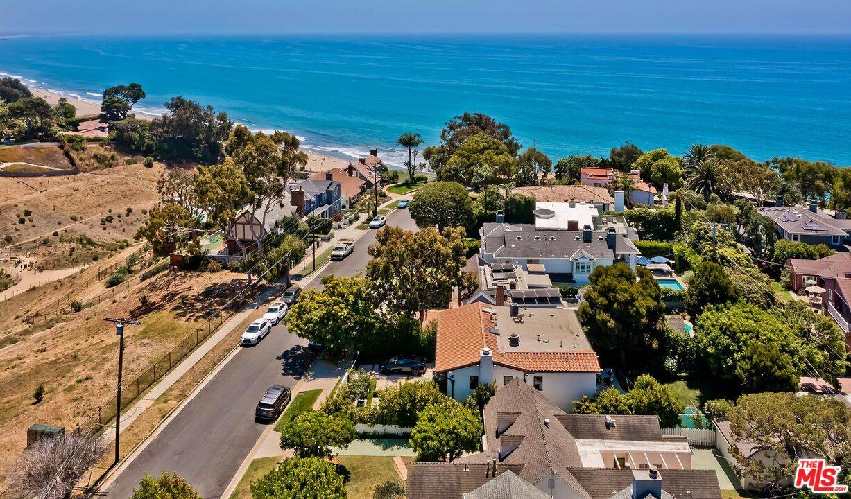 Pacific Palisades, CA 90272,15230 Friends St