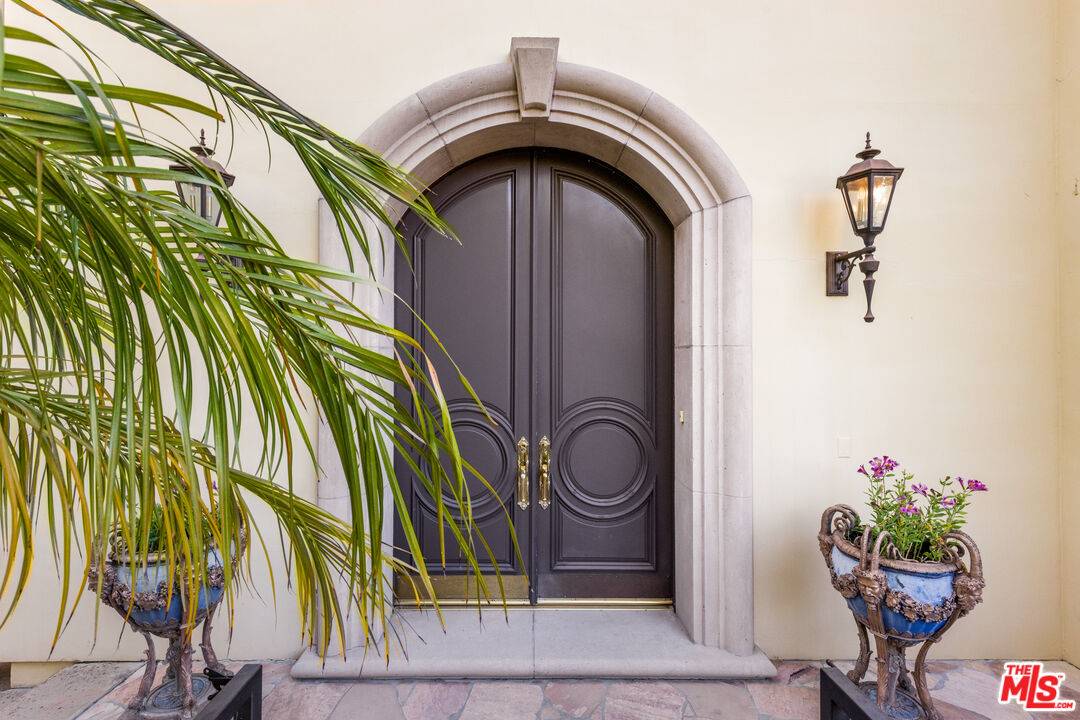 Beverly Hills, CA 90210,1041 Summit Dr