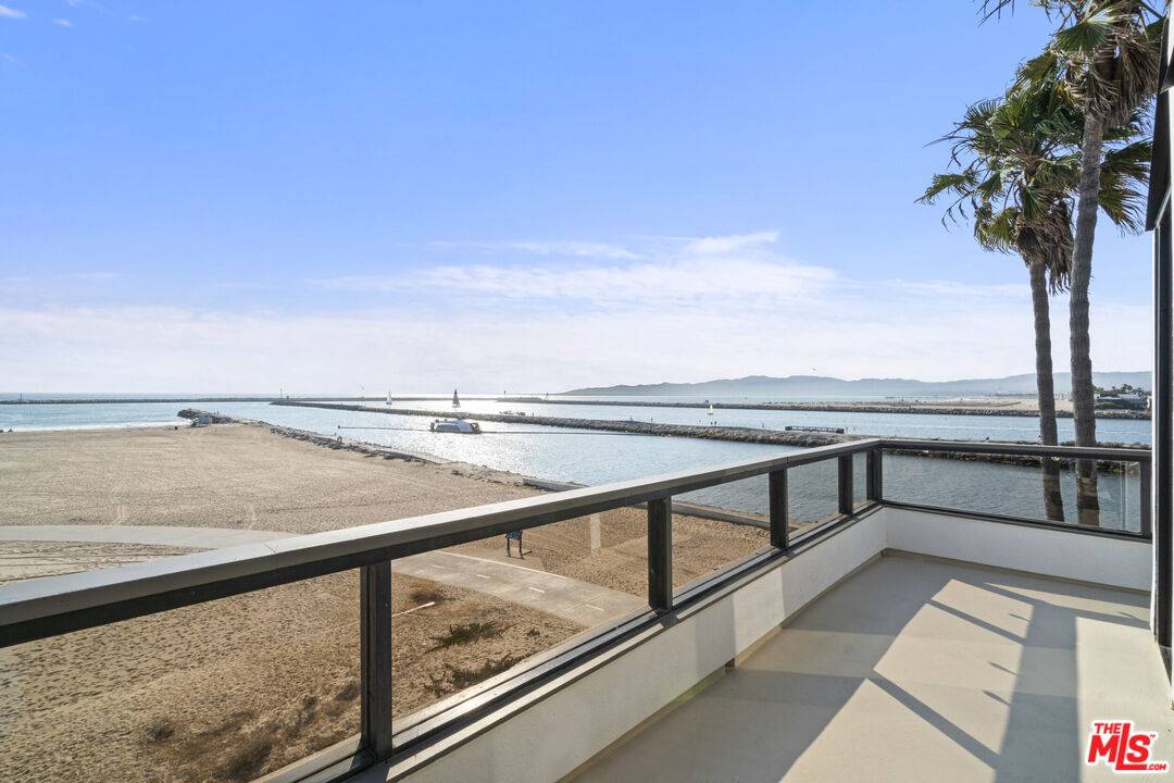 Playa Del Rey, CA 90293,6201 Ocean Front Walk #3