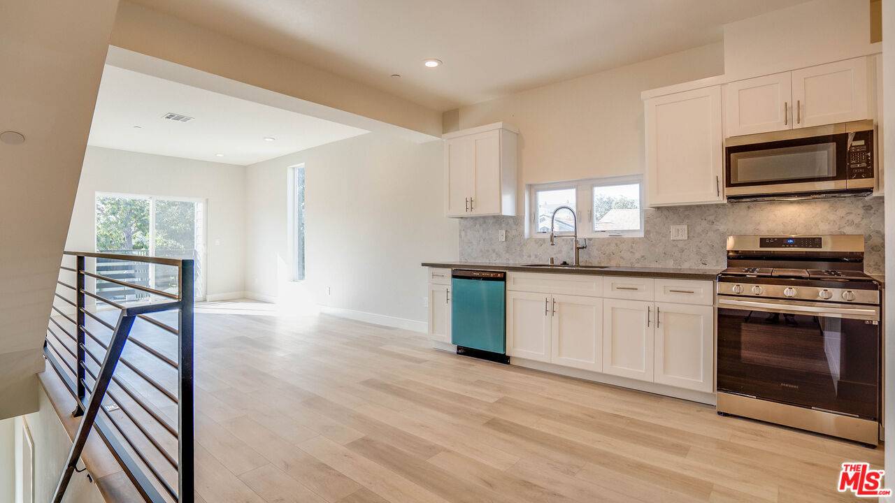 Los Angeles, CA 90004,610 N Gramercy Pl