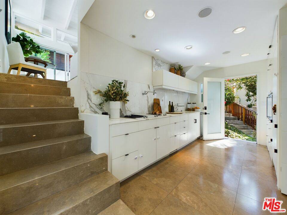 Los Angeles, CA 90077,1606 Crater Ln