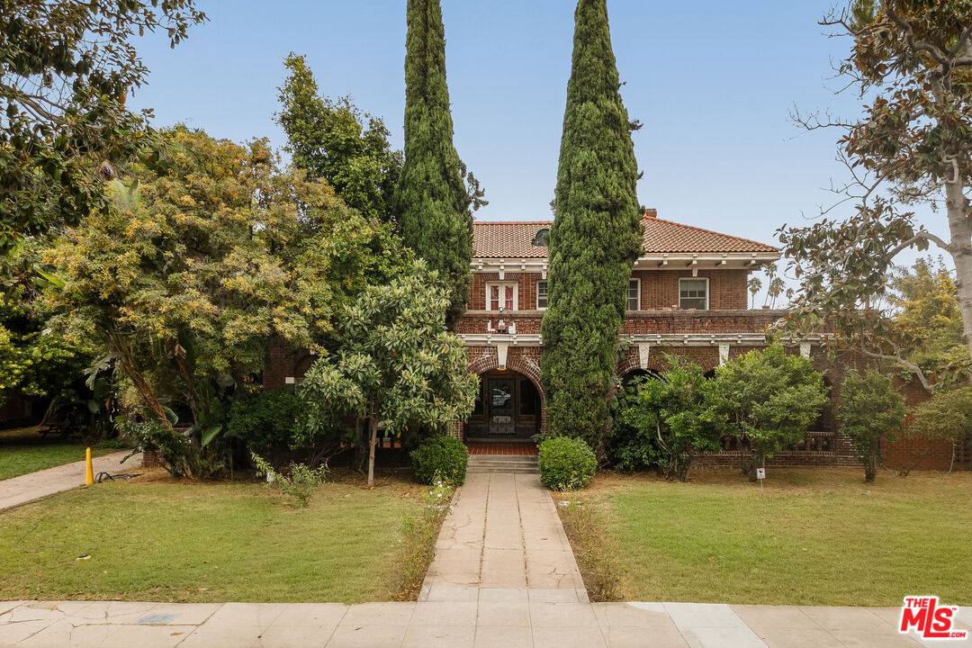 Los Angeles, CA 90019,1130 Westchester Pl
