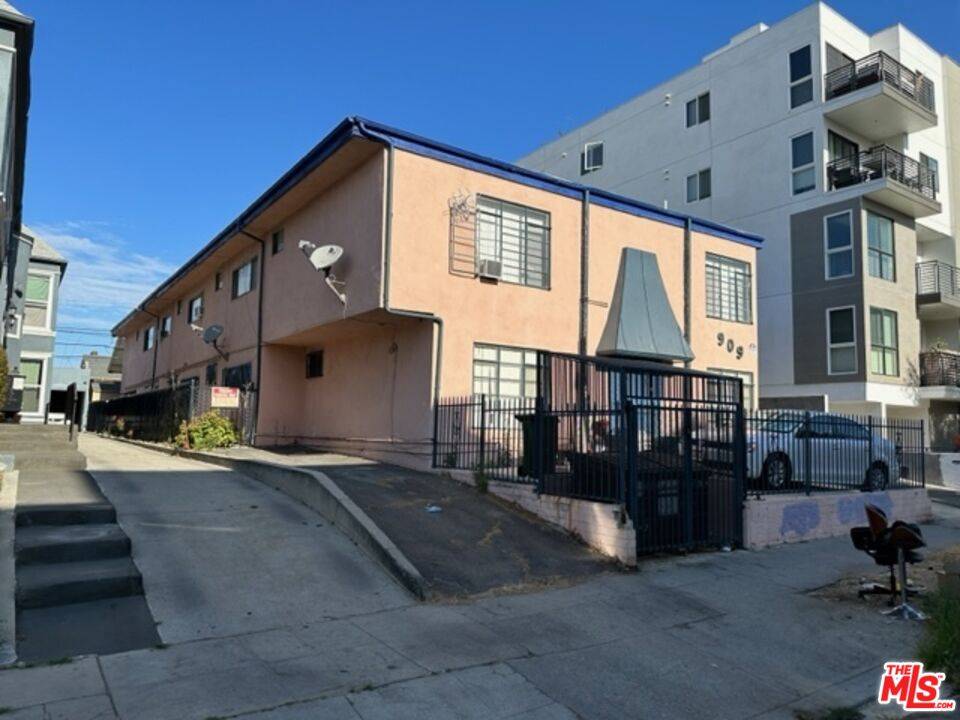 Los Angeles, CA 90006,909 S Ardmore Ave #5