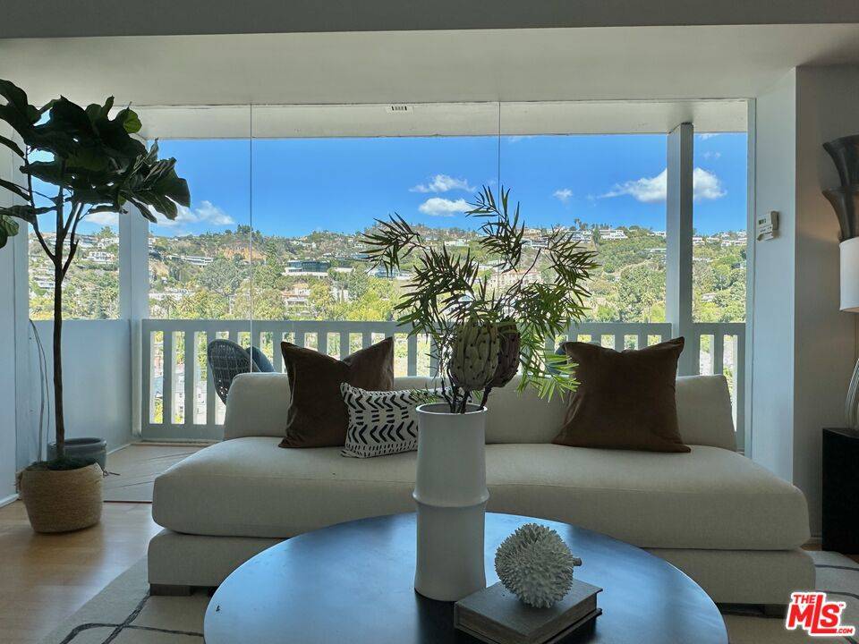West Hollywood, CA 90069,999 N Doheny Dr #Ph3-4