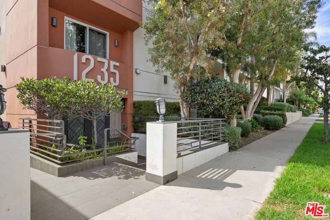 Los Angeles, CA 90025,1235 Granville Ave #204