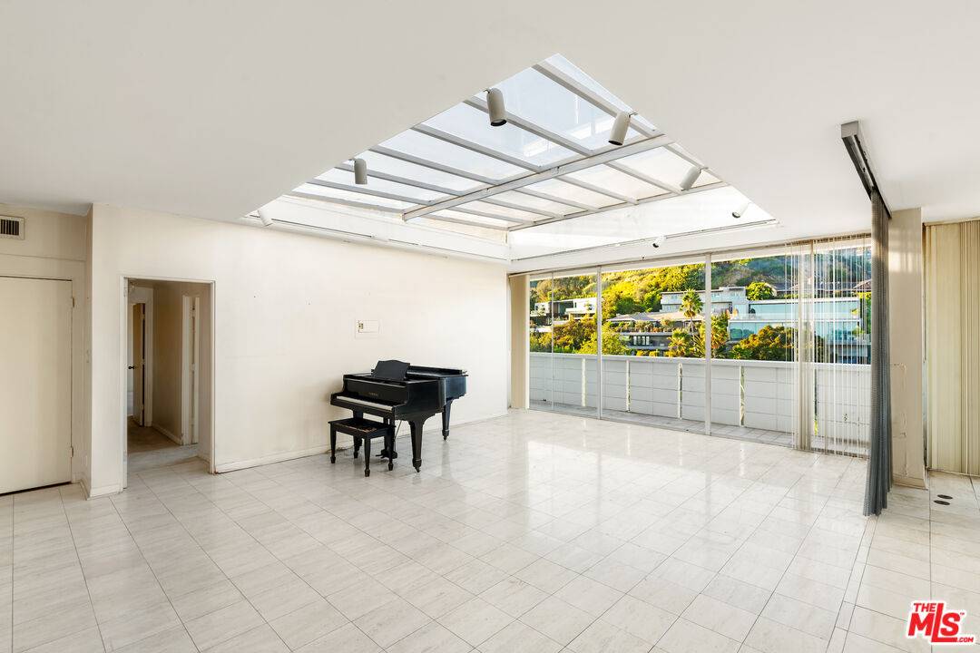 West Hollywood, CA 90069,8787 Shoreham Dr #PHB