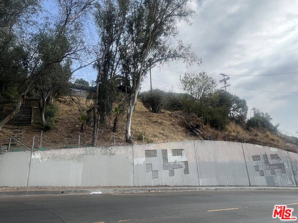 Los Angeles, CA 90065,4610 Round Top Dr