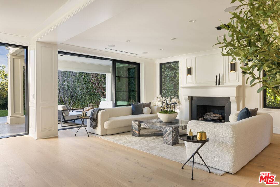 Los Angeles, CA 90049,414 S Cliffwood Ave