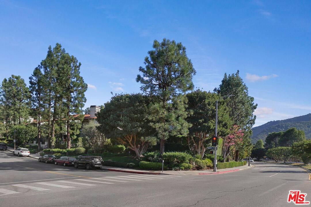 Pacific Palisades, CA 90272,17226 Palisades Cir