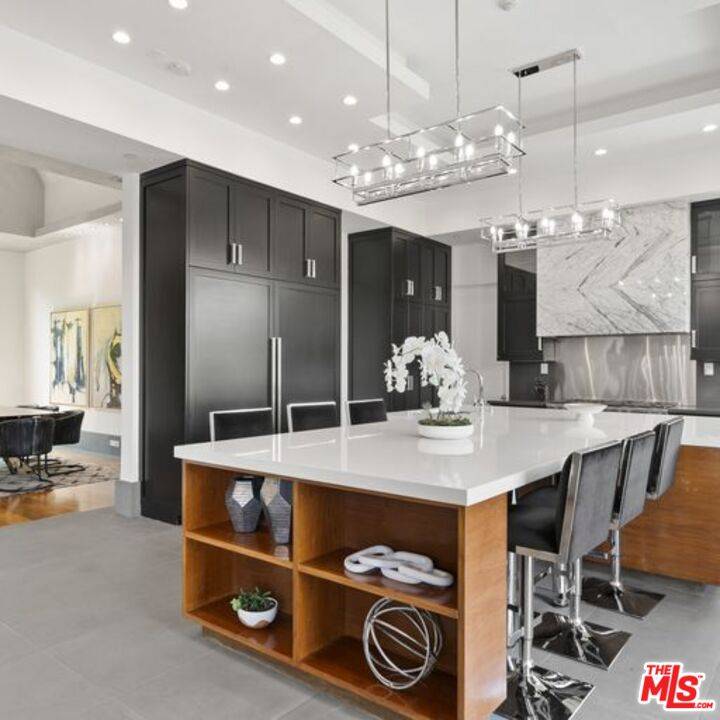 Beverly Hills, CA 90210,2358 Kimridge Rd