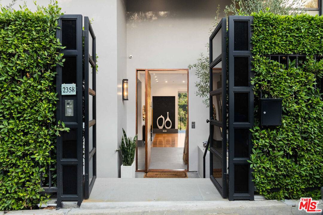 Beverly Hills, CA 90210,2358 Kimridge Rd