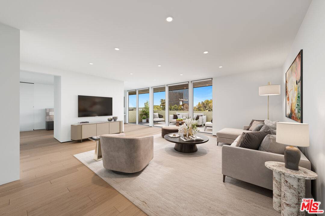 Los Angeles, CA 90068,3625 Fredonia Dr #2