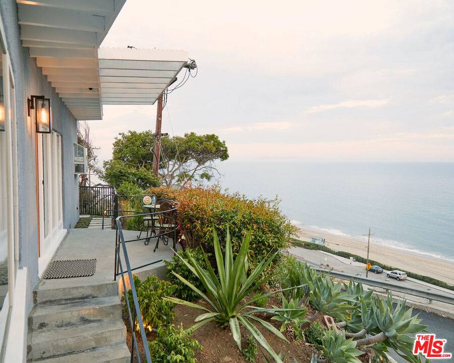 Pacific Palisades, CA 90272,17447 Castellammare Dr