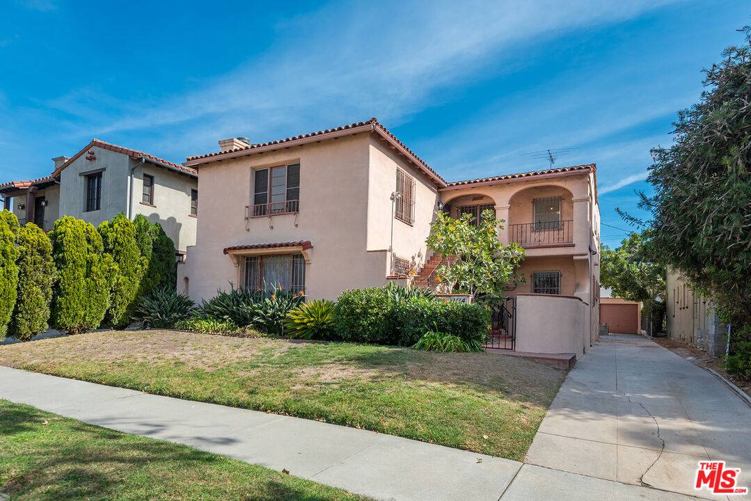 Los Angeles, CA 90035,1112 S Point View St