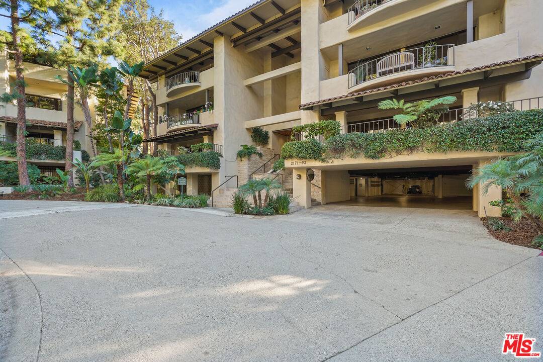 Los Angeles, CA 90067,2177 Century Woods Way #28