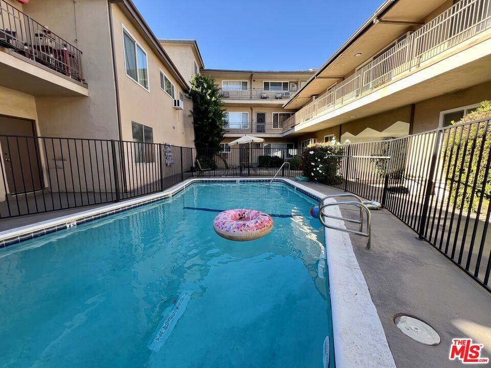 Encino, CA 91436,15540 Moorpark St #4