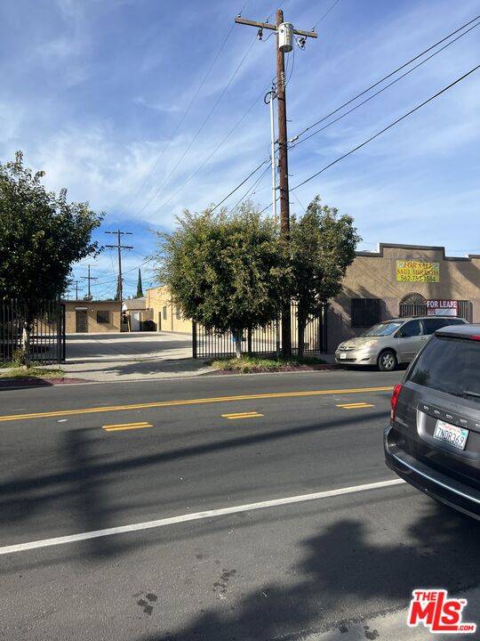 Los Angeles, CA 90003,6617 S San Pedro St