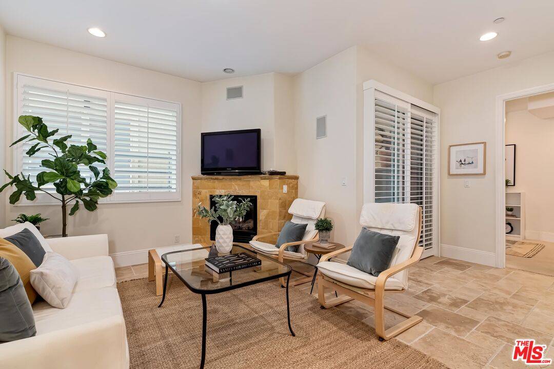 Pacific Palisades, CA 90272,16123 W SUNSET BLVD #204