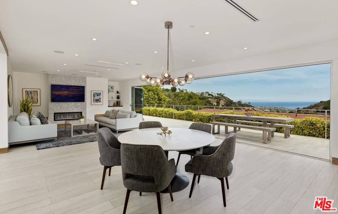 Pacific Palisades, CA 90272,1332 El Hito Cir