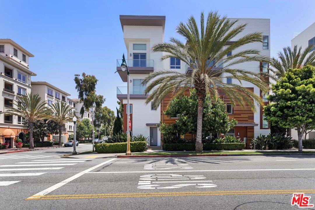 Playa Vista, CA 90094,12698 Sandhill Ln #1