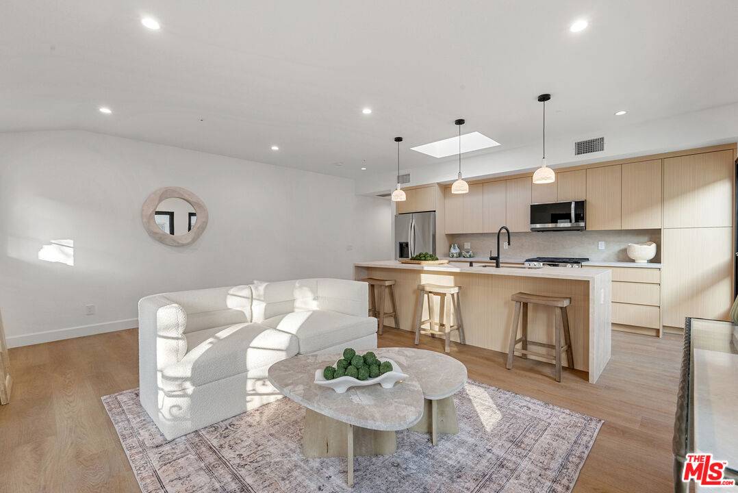 Beverly Hills, CA 90212,132 S Oakhurst Dr #5