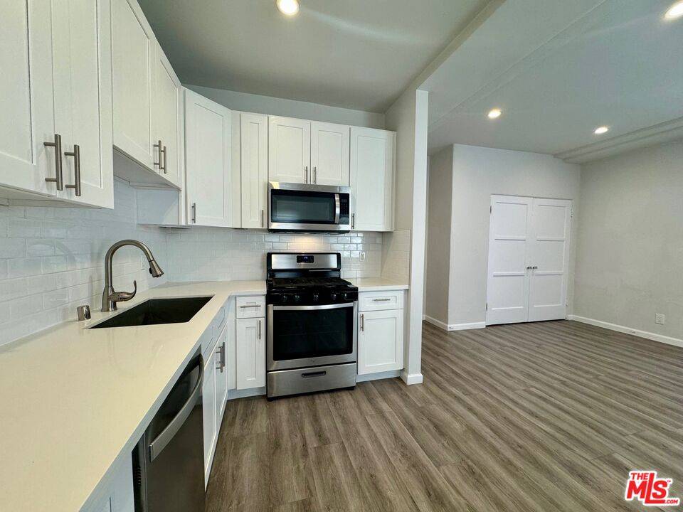 Beverly Hills, CA 90211,163 N Clark Dr #4