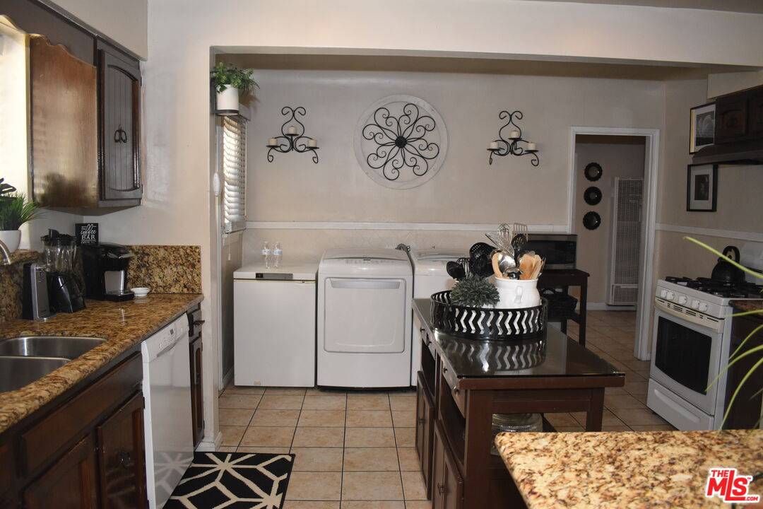 Inglewood, CA 90305,9117 S Van Ness Ave