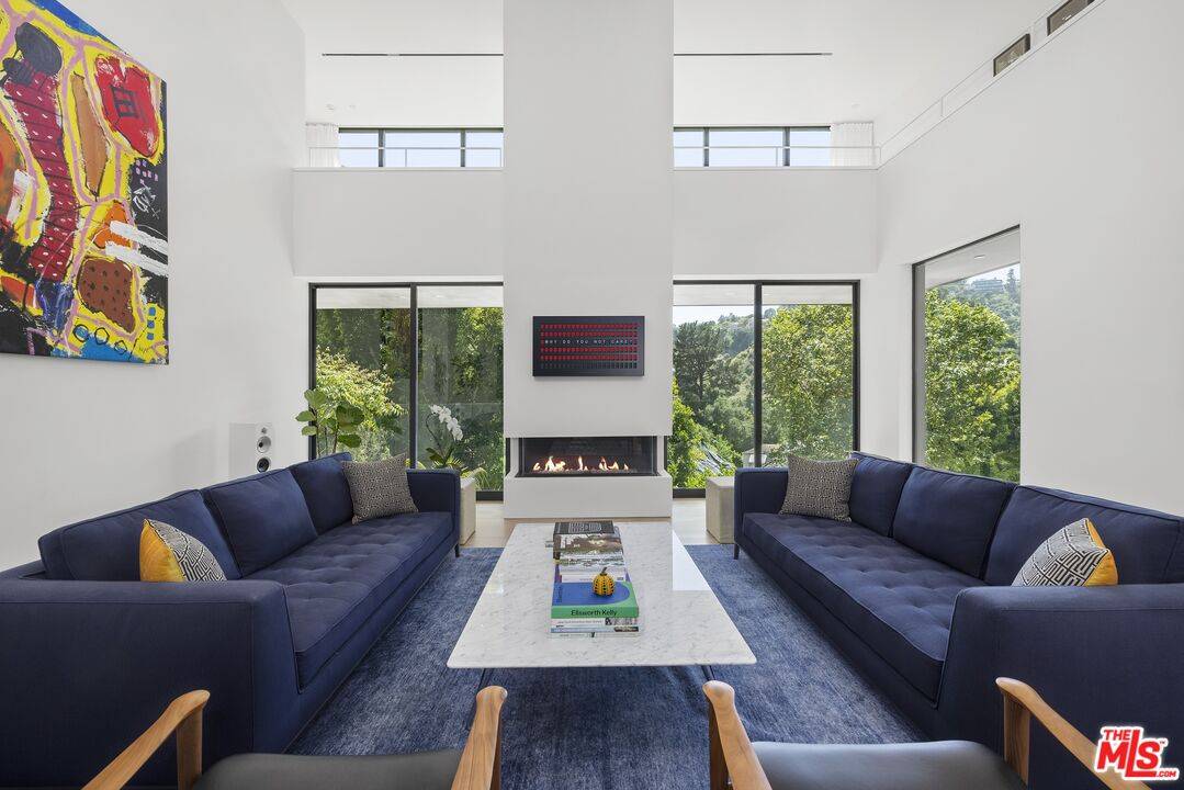 Los Angeles, CA 90077,10542 Fontenelle Way