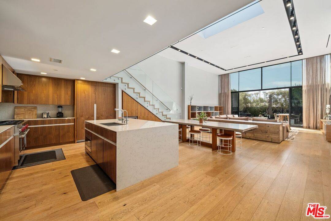 Santa Monica, CA 90405,207 Hollister AVE