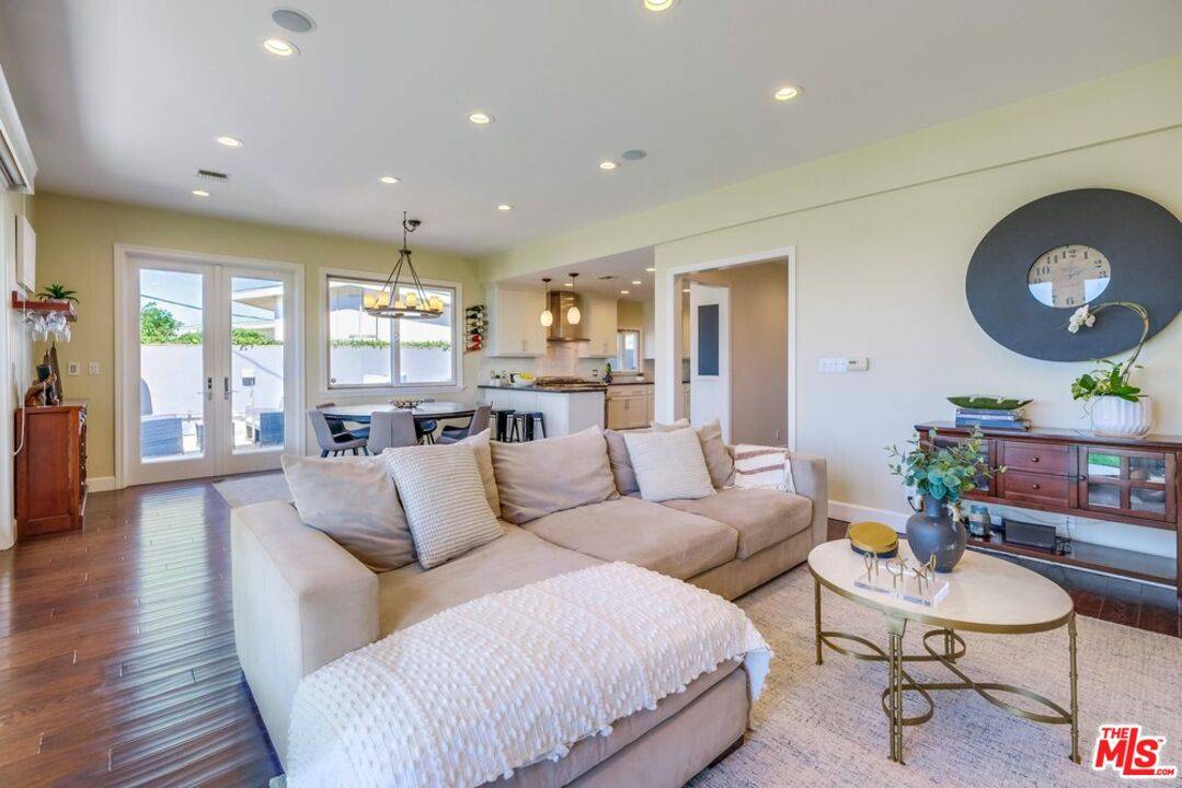 Los Angeles, CA 90045,6537 Hedding St